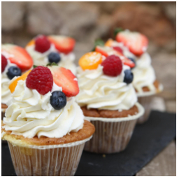 Adelčiny cupcakes z bezlepkové mouky a sezonním ovocem????????

#cupcakes #fruit #jaro #kavarna #tritecky #skodanezajit