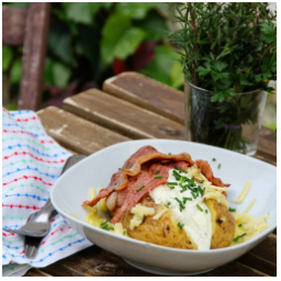 Pečená brambora ... s čedarem, bylinkovým tvarohem a slaninou
#skodanezkusit #jacketpotato
#dnesjim
#obed
#jidlo
#mladaboleslav #kavarna #brambora #bylinky
#food #lunch #czechrepublic #herbs #bacon #autumn #october #instafood #foodphotography #skodanezajit