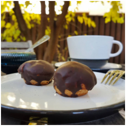 Profiterolky plněné vanilkovým krémem a čokoládovou ganache ...
#skodanezkusit
#mladaboleslav #kavarna #podzim #dnesjim #dianatvorila #staromestskenamesti #czechrepublic #profiteroles #chocolate #vanilla #homemade #domaci #instacake #instabake #baking #dessert #listopad #autumn #november #food #skodanezajit