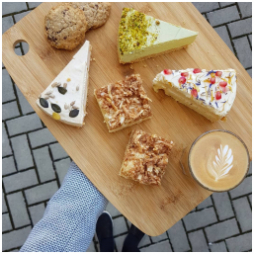 Škoda nemlsat ...
#dnes #kavarna #kava #kolac #domaci #susenky #dort #cheesecake #cookies #cake #mladaboleslav #dianatvorila #staremesto #staromestskenamesti #czechrepublic #instacake #instafood #food #dessert #homemade #coffee #flatwhite #milk #skodanezkusit #skodanezajit