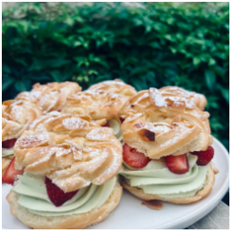 Věnečky s pistáciovým krémem a jahodami právě ve vitríně… ????

#morning #sweet #venecek #pistachio #pistachiocream #staremesto #kavarna #tritecky #skodanezajit