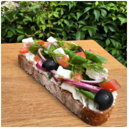 Naše Adri si pro vás připravila novinku - Řecký obložený chléb ????

Cream cheese s bylinkami, sýr feta, černé olivy, polníček, červená cibule, rajčata, kopr… a to vše na čerstvém kváskovém chlebu od @nejenkafe ????

#kvaskovychleb #breakfast #snack #oblozenychleb #staremesto #kavarna #tritecky #skodanezajit