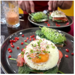 Venku krásně prší a tak je čas dát si pomalou snídani u nás…

#slowmorning #avotoast #finalyrain #mladaboleslav #staremesto #kavarna #tritecky #skodanezajit
