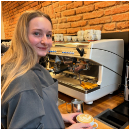 Minulý týden jsme vyslali naši Zuzanku do školícího centra @doubleshotcz kde úspěšně absolvovala kurz s certifikací Barista Skills Foundation od Speciality Coffee Association, která je celosvětově uznávaná. Máme radost, že Vám kávu u nás připravují jen ti nejlepší ❤️

#sca #specialitycoffee #coffee #baristaskill #mladaboleslav #kavarna #tritecky #skodanezajit