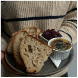 Paštika z krůtích jatýrek s brusinkami, karamelizovanou cibulkou a kváskový chlebem od @nejenkafe2 ????

#breakfast #brunch #snack #tasty #mladaboleslav #kavarna #tritecky #skodanezajit