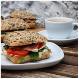 Ciabatta...
#snidane
#svacina
#obed
#ssebou #staromestskenamesti #prosciutto #mozarella #ciabatta #mladaboleslav #dnesjim #kava
#jidlo #food #instafood #foodphotography #coffeetime #coffe #snack #breakfast
#kavarna #tritecky #skodanezajit