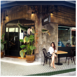 Byli jsme v Bangkoku, a tak jsme se zajeli podívat do úžasně fotogenické, nově otevřené kavárny Sarnies. Přivezli jsme odtamtud kafe na ochutnání, tak se na něj stavte:)@sarnies.bkk 
#sarniesbkk #coffee  #coffeetime #inspiration #bangkok #cafe #kavarna #tritecky #skodanezajit