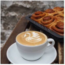 Kafe ☕& šnek ????
#snidane
#patek
#mladaboleslav 
#dnesjim #kava #dianatvorila #jidlo #czechrepublic #dnessnidam #domaci #homemade #cinamon #cinamonroll #instacake #instabake #baking #cake #food #coffee
#kavarna #tritecky #skodanezajit