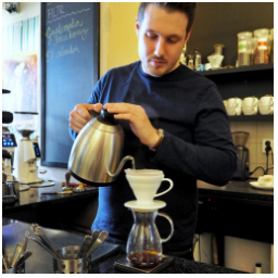 Čas na kávu! Dnes odpoledne a i celý víkend vám kávu připraví Michael. Na filtr máme skvělou Ethiopii z regionu Kochere nebo El Manzano*Red Bourbon z El Salvadoru obě kávy z La Boheme... Stavte se????
.
.
.
.
#naseparta #our team rocks #coffeetime☕ #cafetour #ourcafe #cafegourmet #cannotresist #coffeeculture #mycafe #filtr #v60dripper #weekendtime #timeforme #myworkspace #labohemecafe #skodanesdilet  #vteple #víkend #mladaboleslav #staremesto #mojemesto #kavarna #tritecky #skodanezajit
