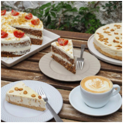 #dort
#cheesecake
#kava
#dianatvorila #dnesjim #odpoledne #ctvrtek #mladaboleslav #staremesto #staromestskenamesti #cakeoftheday #instacheesecake #cakestagram #latteart #homemade #coffetime #lovelyplace
#kavarna #tritecky #skodanezajit