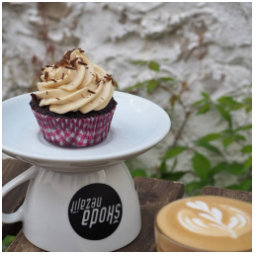 Cupcake #glutenfree
#peanutbutter
#chocolate
#odpoledne #staromestskenamesti #bezlepku
#dianatvorila #instacake #latteart #coffeetime #kava #coffee #instacoffee #cupcake #kavarna #tritecky #skodanezajit