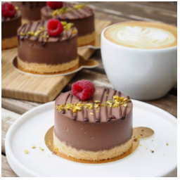 Čokoládový ...
#cheesecake
#dianatvorila
#cokolada
#zakusek #dezert #kolac #dort #jidlo #dnesjim #mladaboleslav #mlsame #staromestskenamesti #staremesto #cake #instafood #vkuchyni #cakestagram #instacheesecake #cakeoftheday #mono #cappuccino #kava #coffeetime #coffetable #latteart #coffeewithmilk #coffe
#kavarna #tritecky #skodanezajit