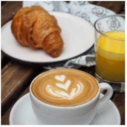 Sobotní ráno ...
#snidane
#kava
#croissant
#fresh #vikend #mladaboleslav #rano #sobota #vikend #dnessnidam #frenchcroissant #breakfast #morning #saturday #coffeewithmilk #coffeetime #latteart #orange
#kavarna #tritecky #skodanezajit