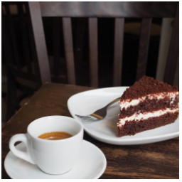 Coffee & cake ...
#odpoledne
#REDVELVET
#espresso
#mladaboleslav #staremesto #staromestskenamesti #cakeoftheday #dianatvorila #dnesjim #dort #cakestagram #instabake #baking #cakestagram #coffetable #coffeetime #instacoffee
#kavarna #tritecky #skodanezajit