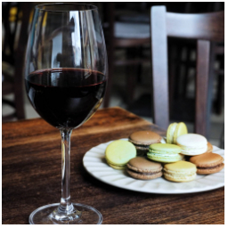 Pátek ...
#relax
#sklenkavina 
#makronky
#dianatvorila #odpoledne #vikend #patek #mladaboleslav #staremesto #staromestskenamesti #cakeoftheday #macarons #frenchmacaron #makronky #wine #redwine #instadrink #cakeoftheday #weekend #friday
#kavarna #tritecky #skodanezajit