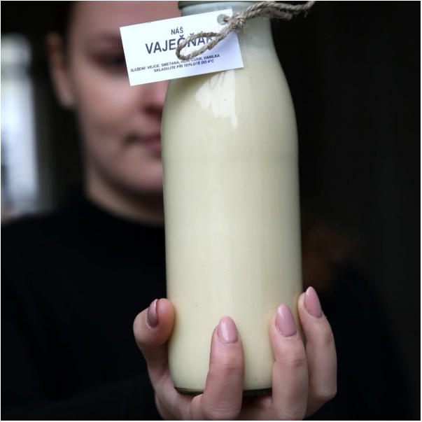 Náš vaječňák mizí rychleji, než stíháme vyrábět jednu várku za druhou 💛
Poctivý, hustý, voňavý… přesně takový, jaký má vánoční vaječňák být.

Hodí se k večernímu zahřátí, k posezení s rodinou
— a perfektně funguje i jako malý dárek nebo milá pozornost ke svátkům 🎁✨

Zastavte se pro svou láhev, než zase zmizí z pultu 😉
Byla by škoda nezajít.

#vajecnak #vanoce #vanocnidarky
#mladaboleslav #staremesto
#kavarna #tritecky #skodanezajit