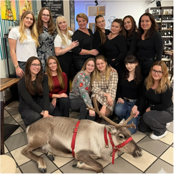 Celá naše naše parta 🦌😄
vám přejeme klidné a pohodové Vánoce🎄
Hodně smíchu, dobrého jídla, teplých drinků a chvil, kdy se nic nemusí a všechno je tak akorát.

Díky, že k nám chodíte, zastavujete se na kávu, na kus dortu nebo jen tak na chvíli vypnout.

A díky i našemu týmu, který se stará o to, aby u nás bylo fajn — i když je plno, frmol a někdy i chaos 😅💛

My tu pro vás budeme i mezi svátky 💛
A kdybychom  vám chyběli, víte kde nás najdete …byla by škoda nezajít ♥️

#vanoce #vanocnipohoda #aisob #dikyzavsechno
#mladaboleslav #staremesto
#kavarna #tritecky #skodanezajit