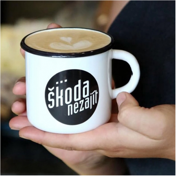 Po svátcích máme znovu otevřeno ☕
Zastavíte se na kávu?

Ve vitríně dnes:
🌿 mechový dort
🤍 vanilkový dort
🍫 čokoládový dort

Který byste si dali vy?
Přijďte si po svátcích na chvíli odpočinout, zahřát se a vrátit se do běžného rytmu.
Byla by škoda nezajít 💛

#kavarna #tritecky #skodanezajit