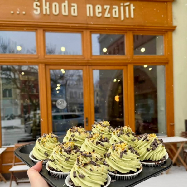 Cupcakes ala dubajská čokoláda ✨
Čokoládový korpus s kousky mléčné čokolády, pistáciový mascarpone krém a navrch čoko, pistácie a křupavý kadayif 💚🍫

Trochu luxus, trochu rozmazlování… a hodně dobrý důvod se zastavit.
Dokud jsou — mizí rychle 😌

#cupcakes #dubajskacokolada #pistacie #sladkosti
#mladaboleslav #staremesto #kavarnazije
#kavarna #tritecky #skodanezajit