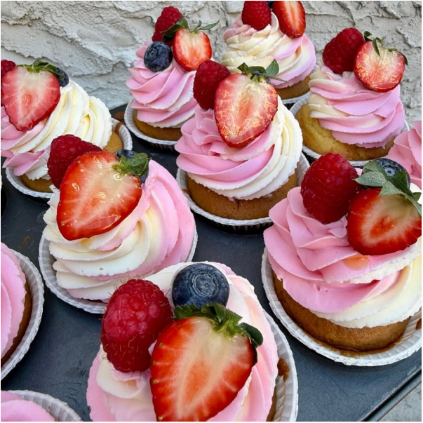 Dneska je venku tak krásně, že to chce něco sladkého a lehkého ☀️💗

🧁 Cupcakes s bílou čokoládou, jemným mascarpone krémem a čerstvým ovocem 🍓🫐

A pozor — jsou z bezlepkové mouky!

Stavte se na kafe a malou sladkou radost… ideálně na sluníčku.
Byla by škoda nezajít 💛

#cupcakes #bezlepek #bilacokolada  #skodanezajit