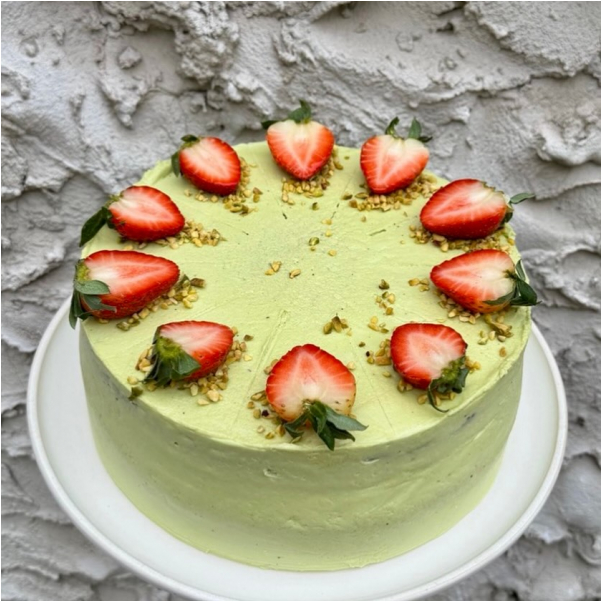 Dneska se u nás zelená radost 💚🍓

🍰 Pistáciový dort s jemným krémem, pistáciemi a čerstvými jahodami nahoře.
Lehký, krémový a tak akorát „ještě jeden kousek“… 😍

Stavte se na sladkou pauzu – pistáciový vždycky  zmizí rychle! ✨
#pistaciovydort #pistacie #dort #sladkyzivot #jahody #dnespeceme #mlsani #dezert #mladaboleslav #staremesto #bistro #tritecky #skodanezajit