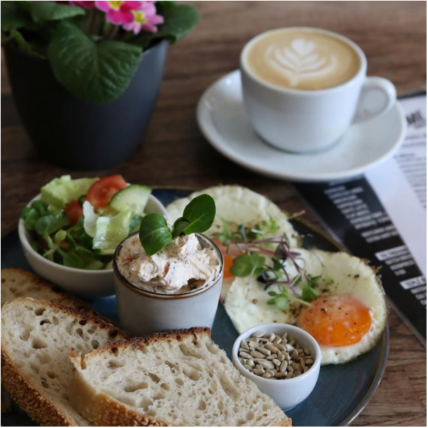 Začněte úterý dobrou snídaní ☕️

Čerstvý chléb, vajíčka a k tomu skvělá káva.

Těšíme se na vás🤍

#kavarna #bistro #tritecky #skodanezajit