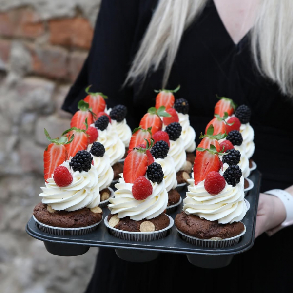 Sladká středa 🍓

Čokoládové cupcakes s krémem a čerstvým ovocem.

#kavarna #bistro #tritecky #skodanezajit