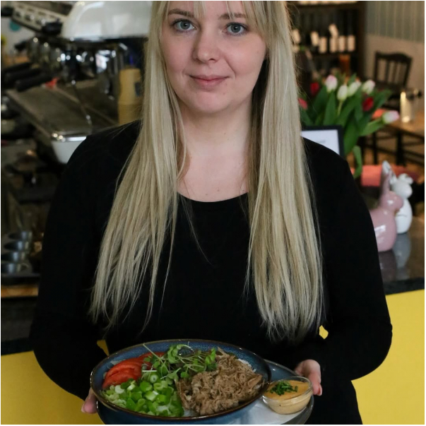 Dnešní oběd? 🍽️

Miska s trhaným masem, čerstvou zeleninou a dipem.

Stavíte se? 🤍

#kavarna #bistro #tritecky #skodanezajit