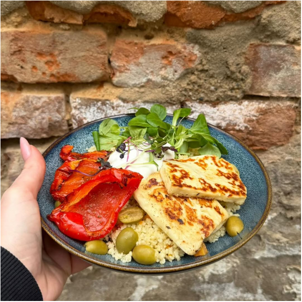 Tento týden! Cous-cous bowl s grilovaným halloumi, pečenými paprikami, olivy, citronový jogurt 🤍

#kavarna #bistro #tritecky #skodanezajit