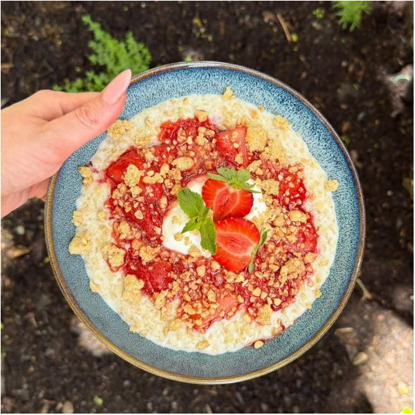 Nová ovesná kaše s jahodovým rozvarem, jogurtem a citronovým crumble 🤍 

#kavarna #bistro #tritecky #skodanezajit
