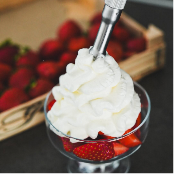 Čerstvé jahody se šlehačkou 🍓

#kavarna #bistro #tritecky #skodanezajit