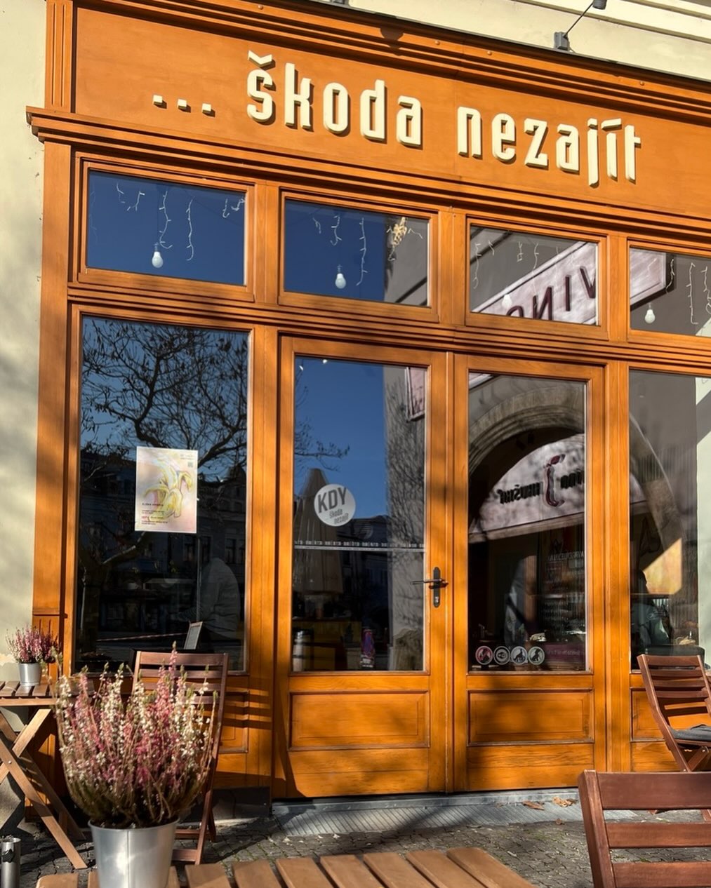 Malá pauza na začátek roku 🎨
Od 1. 1. do 4. 1. máme ještě zavřeno – malujeme kavárnu a chystáme ji na nový rok ☕✨

Děkujeme za pochopení a těšíme se, až se uvidíme v čerstvě vyladěném prostoru.

Do nového roku vám přejeme hlavně klid, radost z maličkostí a hodně dobré kávy 💛

Těšímě se brzy na viděnou.

#kavarna #tritecky #skodanezajit