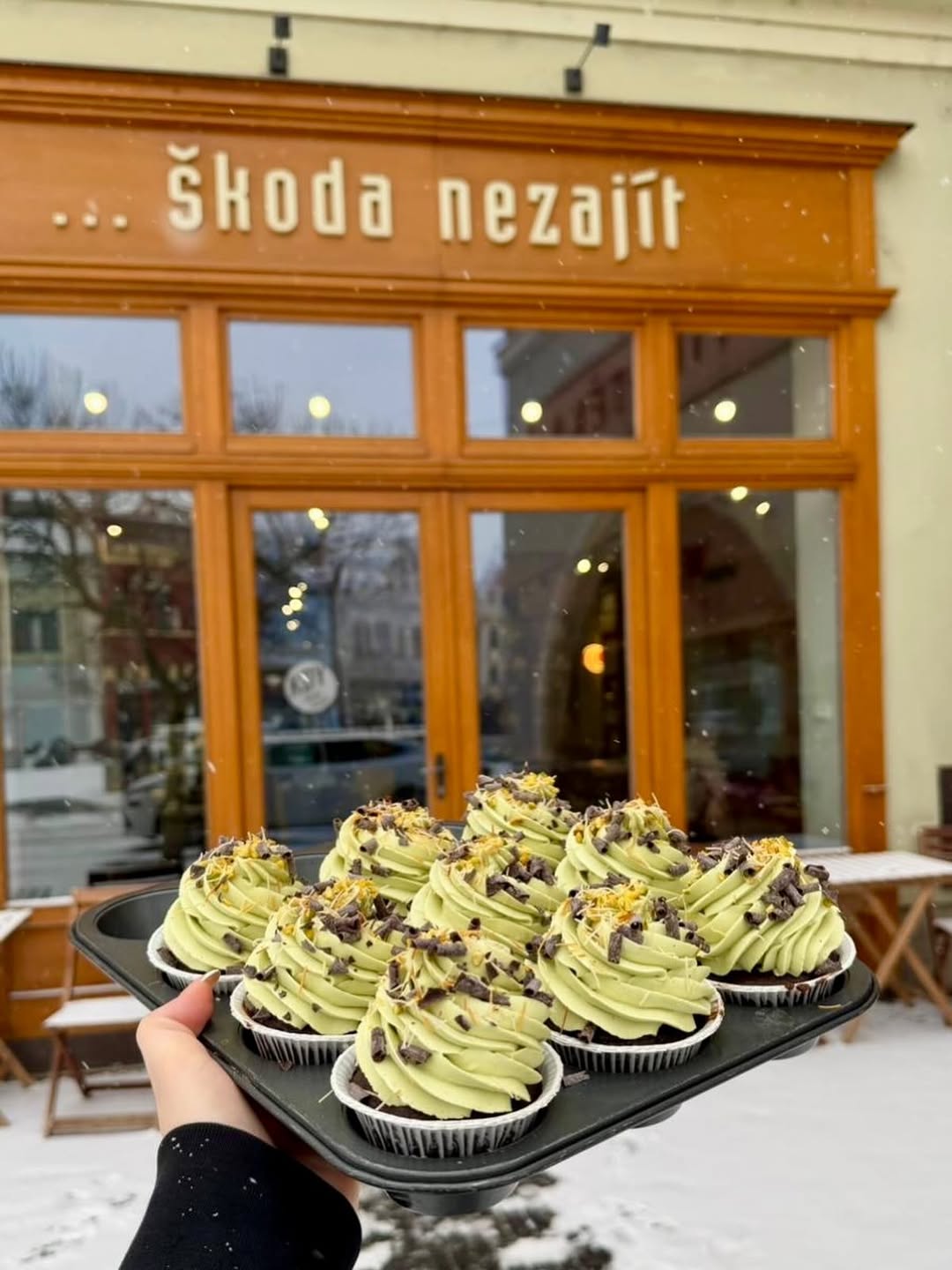 Cupcakes ala dubajská čokoláda ✨
Čokoládový korpus s kousky mléčné čokolády, pistáciový mascarpone krém a navrch čoko, pistácie a křupavý kadayif 💚🍫

Trochu luxus, trochu rozmazlování… a hodně dobrý důvod se zastavit.
Dokud jsou — mizí rychle 😌

#cupcakes #dubajskacokolada #pistacie #sladkosti
#mladaboleslav #staremesto #kavarnazije
#kavarna #tritecky #skodanezajit