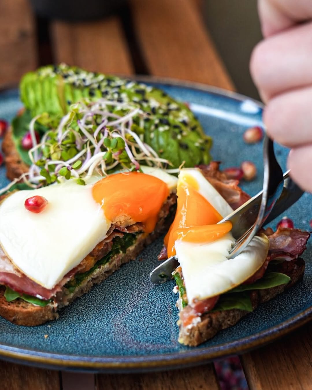 Neděle si říká o klid…
a o pořádný avotoast 🥑✨

Žitný chleba, krémové avokádo, sázené vejce tak akorát, aby teklo 🍳
Ideální plán na pomalé nedělní dopoledne – bez spěchu, bez budíku, jen dobré jídlo a káva.

Stavte se, posedět, popovídat…
Byla by škoda nezajít. 💛

#avotoast #nedelnibrunch #nedelniklid #brunchtime #vikend #mladaboleslav #kavarna #tritecky #skodanezajit