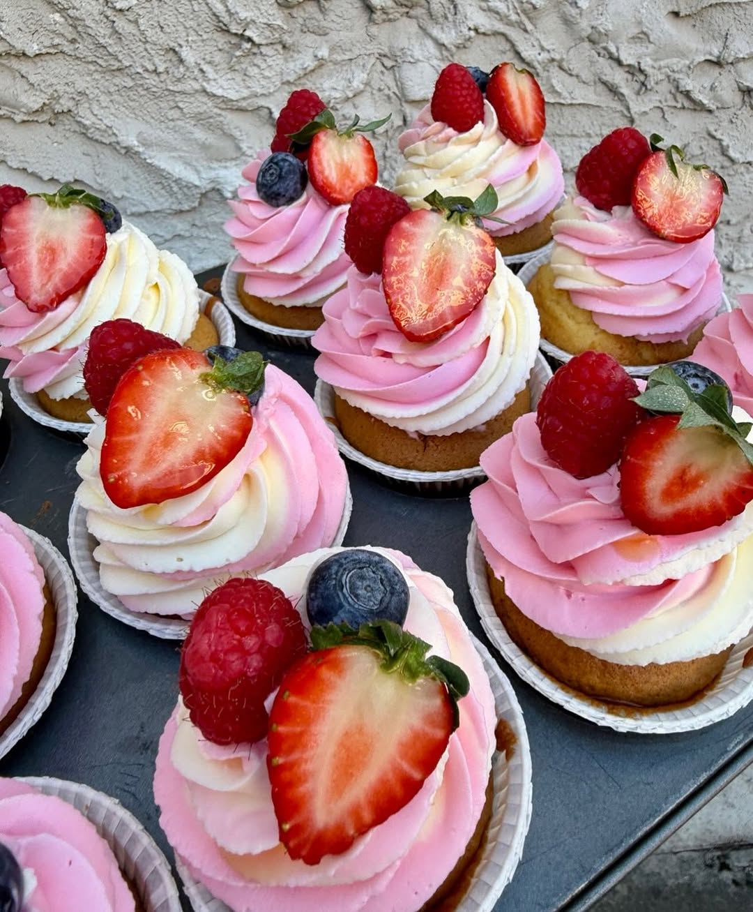 Dneska je venku tak krásně, že to chce něco sladkého a lehkého ☀️💗

🧁 Cupcakes s bílou čokoládou, jemným mascarpone krémem a čerstvým ovocem 🍓🫐

A pozor — jsou z bezlepkové mouky!

Stavte se na kafe a malou sladkou radost… ideálně na sluníčku.
Byla by škoda nezajít 💛

#cupcakes #bezlepek #bilacokolada  #skodanezajit