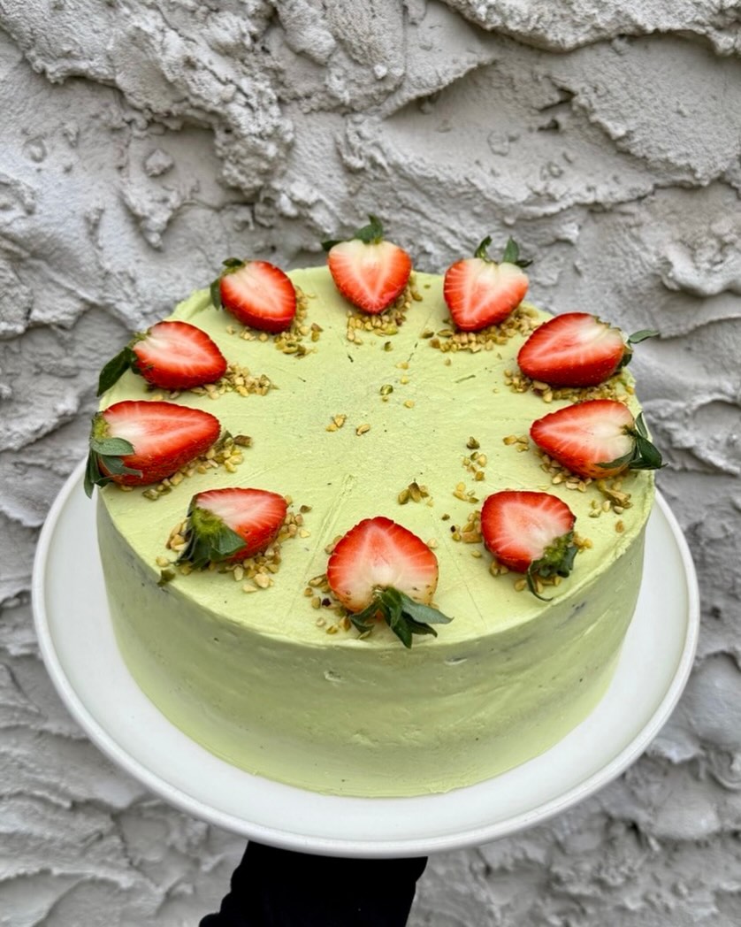 Dneska se u nás zelená radost 💚🍓

🍰 Pistáciový dort s jemným krémem, pistáciemi a čerstvými jahodami nahoře.
Lehký, krémový a tak akorát „ještě jeden kousek“… 😍

Stavte se na sladkou pauzu – pistáciový vždycky  zmizí rychle! ✨
#pistaciovydort #pistacie #dort #sladkyzivot #jahody #dnespeceme #mlsani #dezert #mladaboleslav #staremesto #bistro #tritecky #skodanezajit