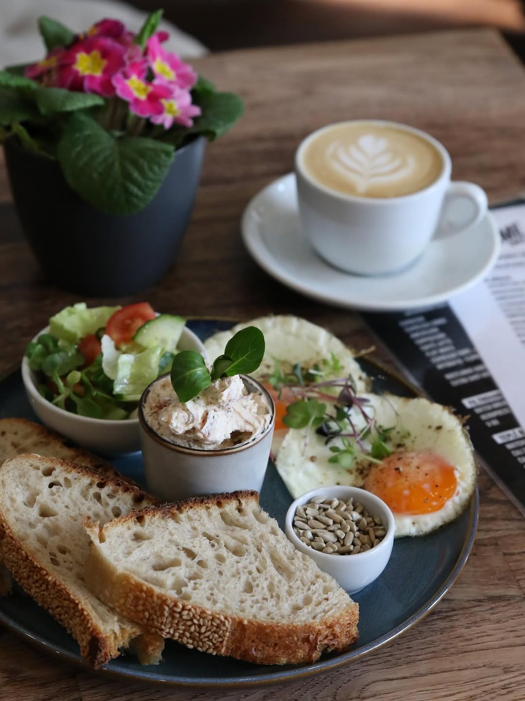 Začněte úterý dobrou snídaní ☕️

Čerstvý chléb, vajíčka a k tomu skvělá káva.

Těšíme se na vás🤍

#kavarna #bistro #tritecky #skodanezajit