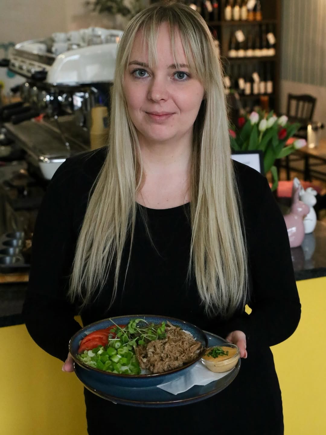 Dnešní oběd? 🍽️

Miska s trhaným masem, čerstvou zeleninou a dipem.

Stavíte se? 🤍

#kavarna #bistro #tritecky #skodanezajit