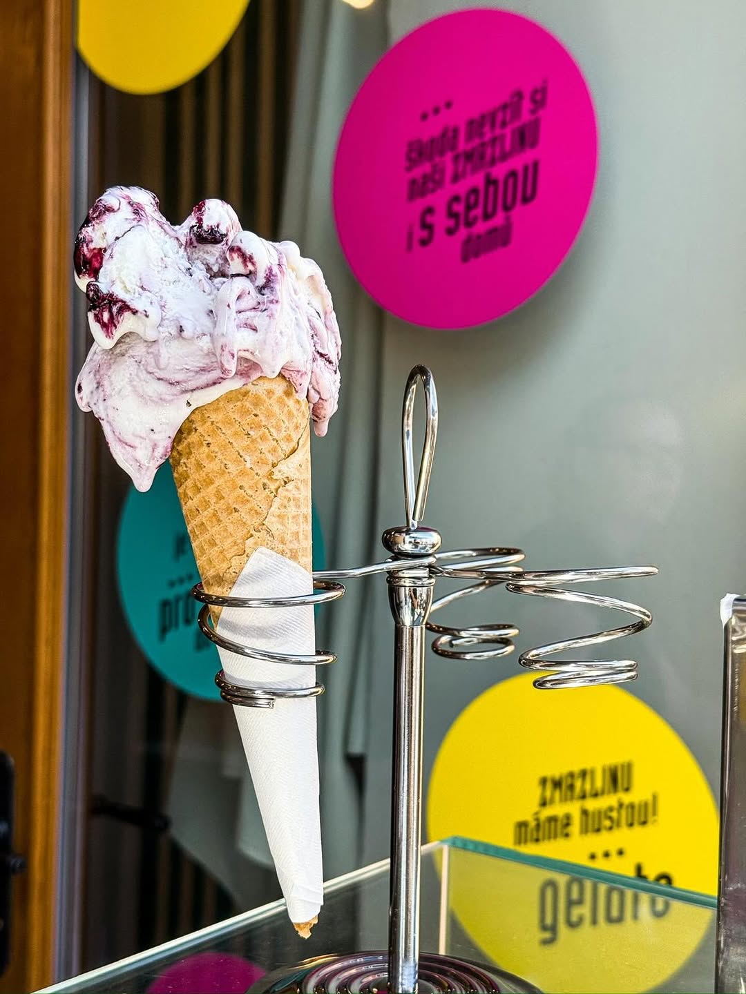 🍦 HLEDÁME POSILU NA ZMRZLINU 🍦

Do našeho týmu hledáme spolehlivého člověka (18+), který by měl na starosti prodej zmrzliny 👇

✨ Co očekáváme:
– samostatnost a zodpovědnost 
– příjemné vystupování 
– chuť pracovat a být součástí týmu 

🕐 Směny:
10:00 – 18:45 (lze rozdělit i na ranní a odpolední směnu)
(období duben – září)

👉 Hledáme někoho, kdo bude mít zmrzlinu „pod palcem“ – aby všechno šlapalo, porce byly tak akorát a zákazníci nemuseli čekat 💛

Pokud máš zájem nebo o někom víš, napiš nám na mail kavarna@skodanezajit.cz📩
Budeme rádi za sdílení!