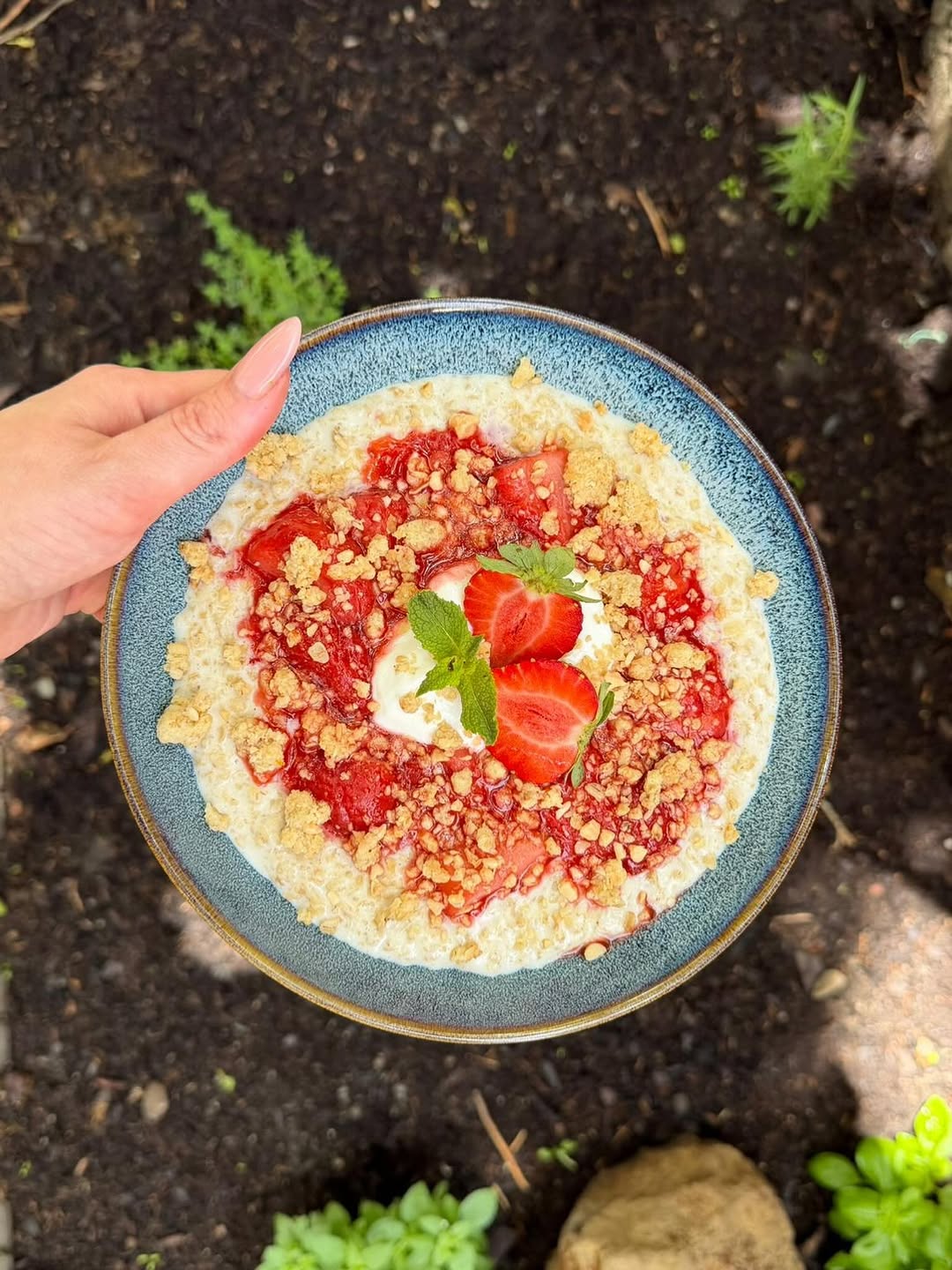 Nová ovesná kaše s jahodovým rozvarem, jogurtem a citronovým crumble 🤍 

#kavarna #bistro #tritecky #skodanezajit