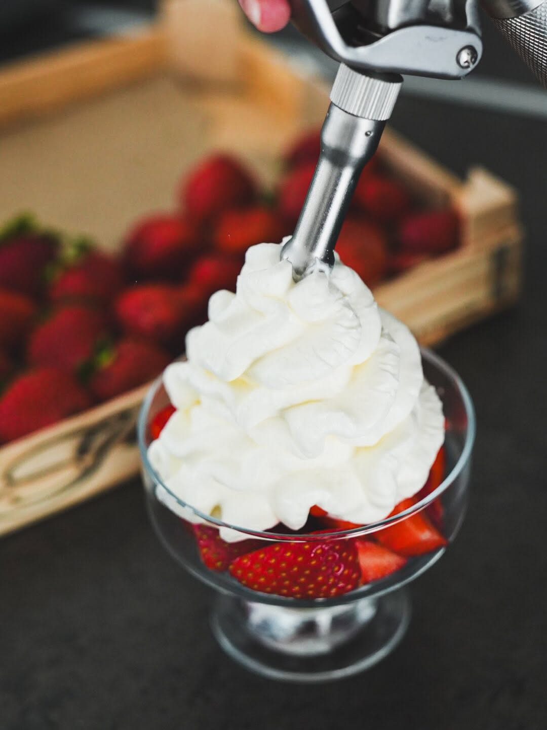 Čerstvé jahody se šlehačkou 🍓

#kavarna #bistro #tritecky #skodanezajit